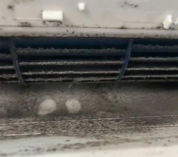 青冈空调吹的风有股烧焦味是怎么回事